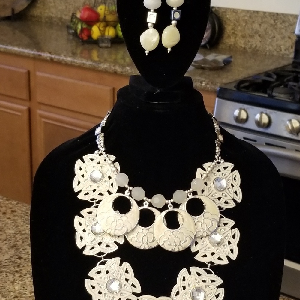 A metal necklace cent